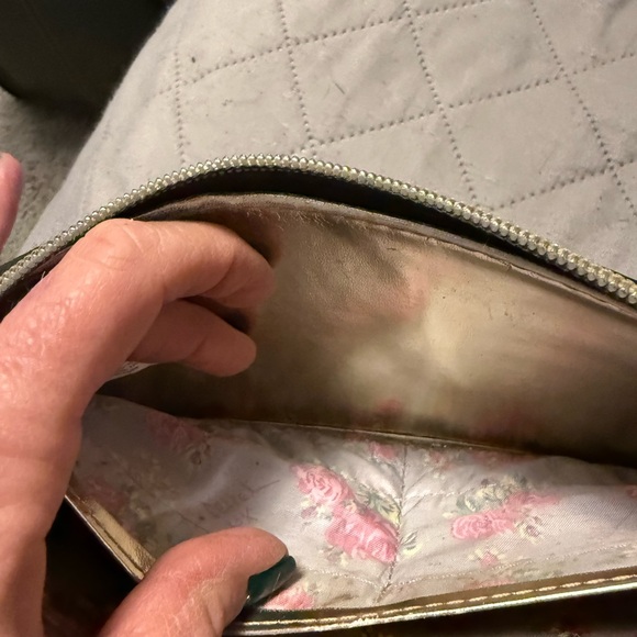 Betsey Johnson Black Pouch with Gold Heart Charm - Picture 7 of 10